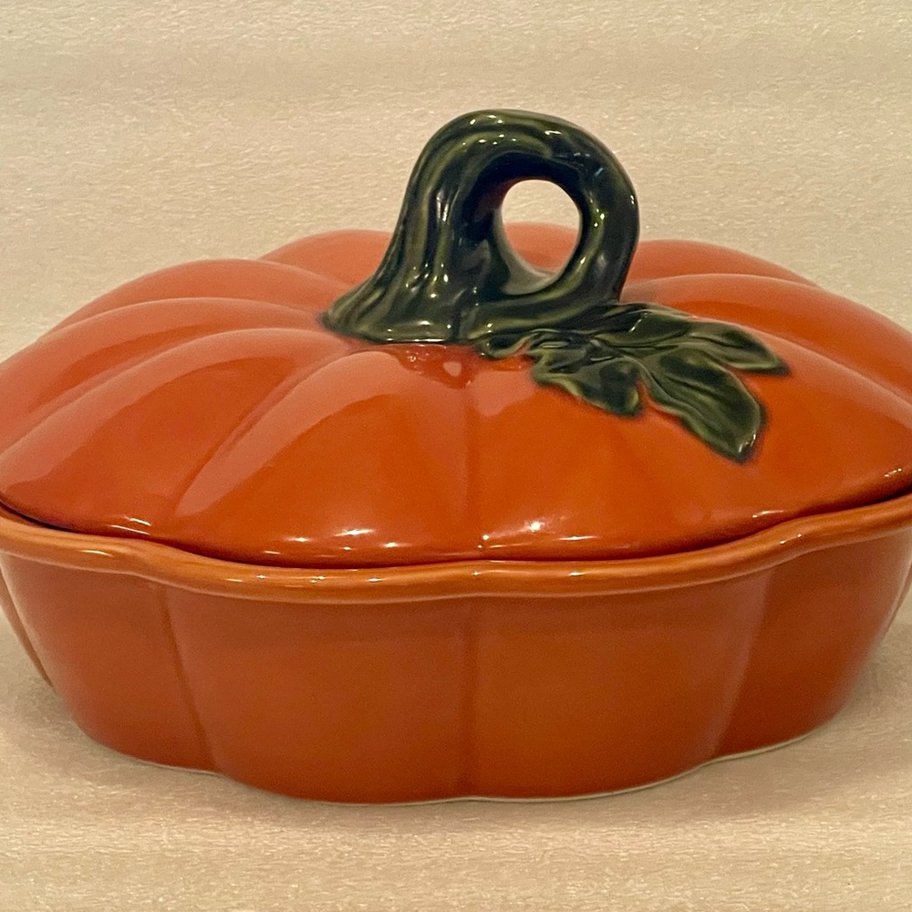 Bake Dish Celebrate It Pumpkin Dish w/Cover Oven, Dishwasher, Microwave Safe - Picture 2 of 7